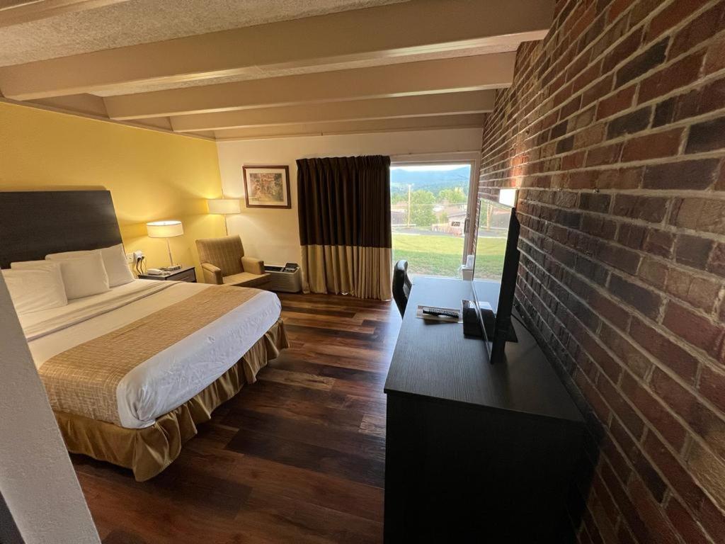 Travelodge By Wyndham Уайтевилл Экстерьер фото