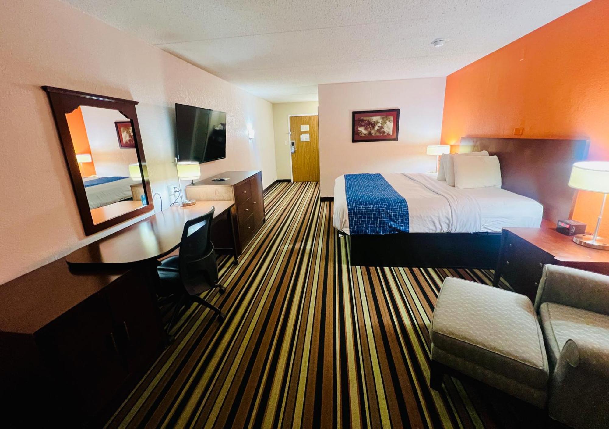 Travelodge By Wyndham Уайтевилл Экстерьер фото