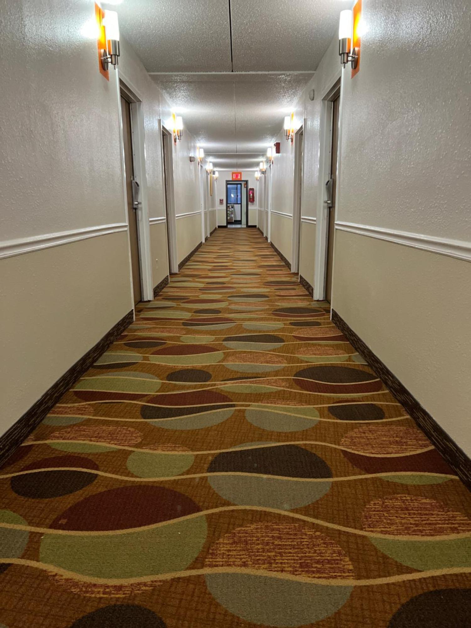 Travelodge By Wyndham Уайтевилл Экстерьер фото