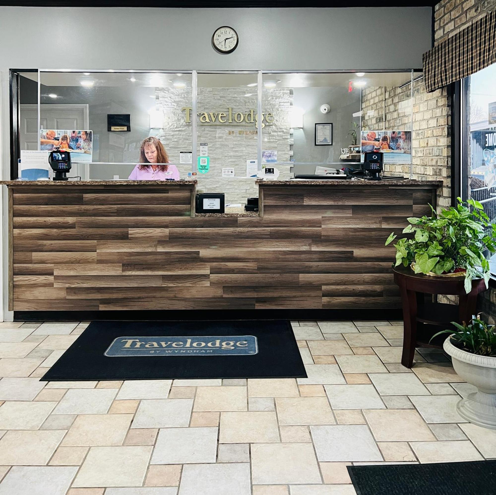 Travelodge By Wyndham Уайтевилл Экстерьер фото
